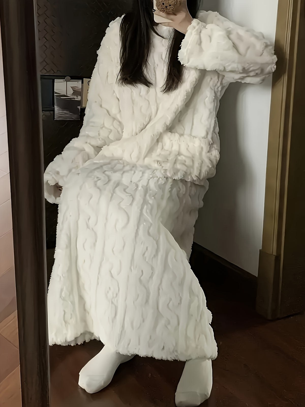 Ladies' Thickened Coral Bathrobe, Super Soft and High-quality Winter Pajamas with Pockets, Machine-washable Long-sleeved Round-neck Bathrobe, Comfortable and - product image 12