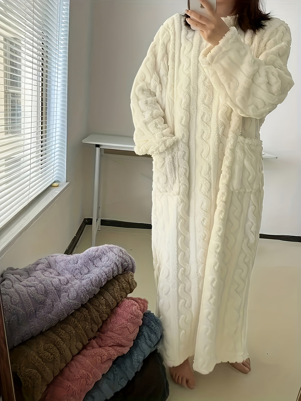 Ladies' Thickened Coral Bathrobe, Super Soft and High-quality Winter Pajamas with Pockets, Machine-washable Long-sleeved Round-neck Bathrobe, Comfortable and - product image