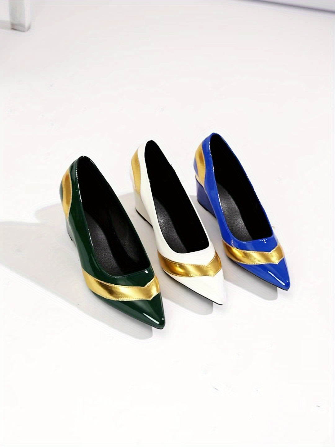A Pair of Women's Single Shoes with Black and Golden Color, Pointed Toe, Thick-Soled Comfortable Wedge Heels, Fashionable Leisure Elegant High, Shopping Banquet Commuting Single Shoes