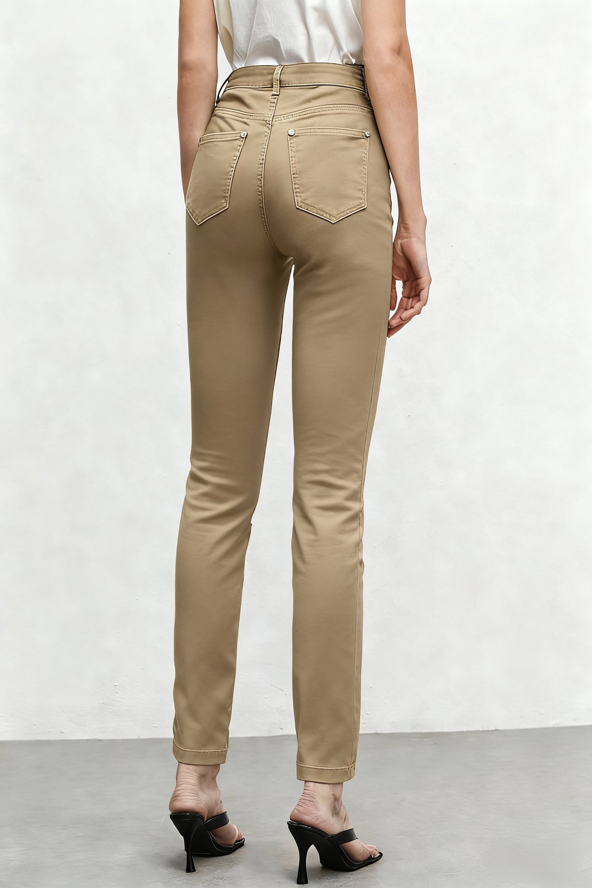 Women's Stylish Slim-Fit Jeans Made from Stretchy Material, Perfect for Casual Outings and Suitable for Any Season - product image